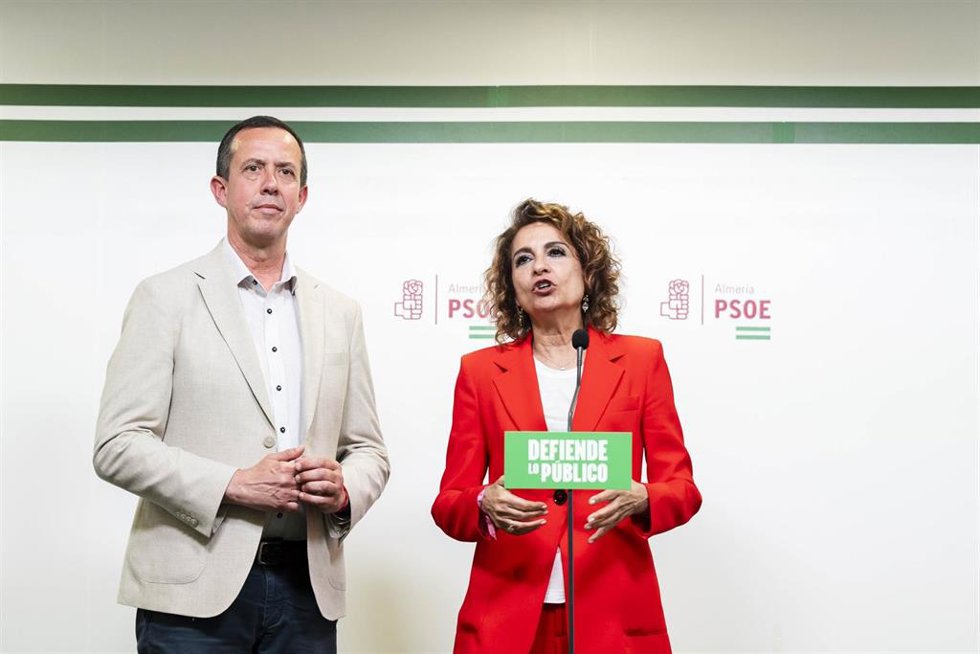 La secretaria general del PSOE-A y candidata a la Presidencia de la Junta de Andalucía, María Jesús Montero, junto al secretario provincial del PSOE de Almería, José María Martín.