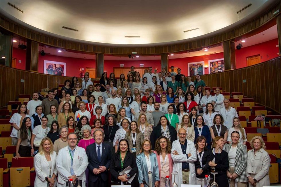 El equipo de Enfermería ha organizado un acto de homenaje, presidido por el delgado territorial de Salud de la Junta en Granada, Indalecio Sánchez-Montesinos, al que ha acudido más de un centenar de profesionales y responsables de instituciones.