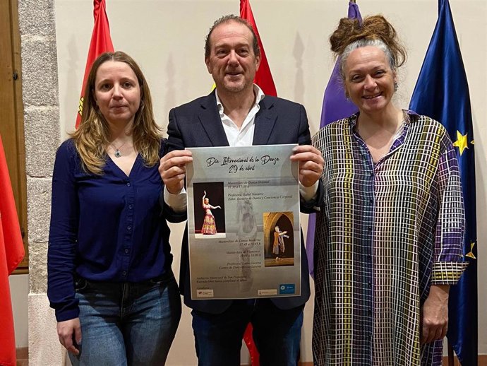 El concejal de Cultura del Ayuntamiento de Ávila, Ángel Sánchez, junto con Emma Lucena e Isabel Navarro, del Centro de Danza Emma Lucena y de la Escuela de Danza y Conciencia Corporal Zahir, respectivamente, presenta la jornada