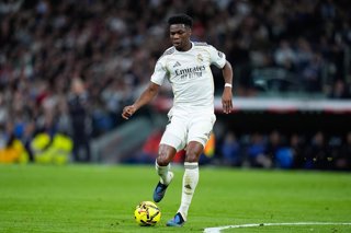 Archivo - Aurelien Tchouameni of Real Madrid CF plays the ball during the Spanish League, LaLiga EA Sports, football match played between Real Madrid and Real Betis Balompie at Berabeu stadium on January 04, 2026, in Madrid, Spain.