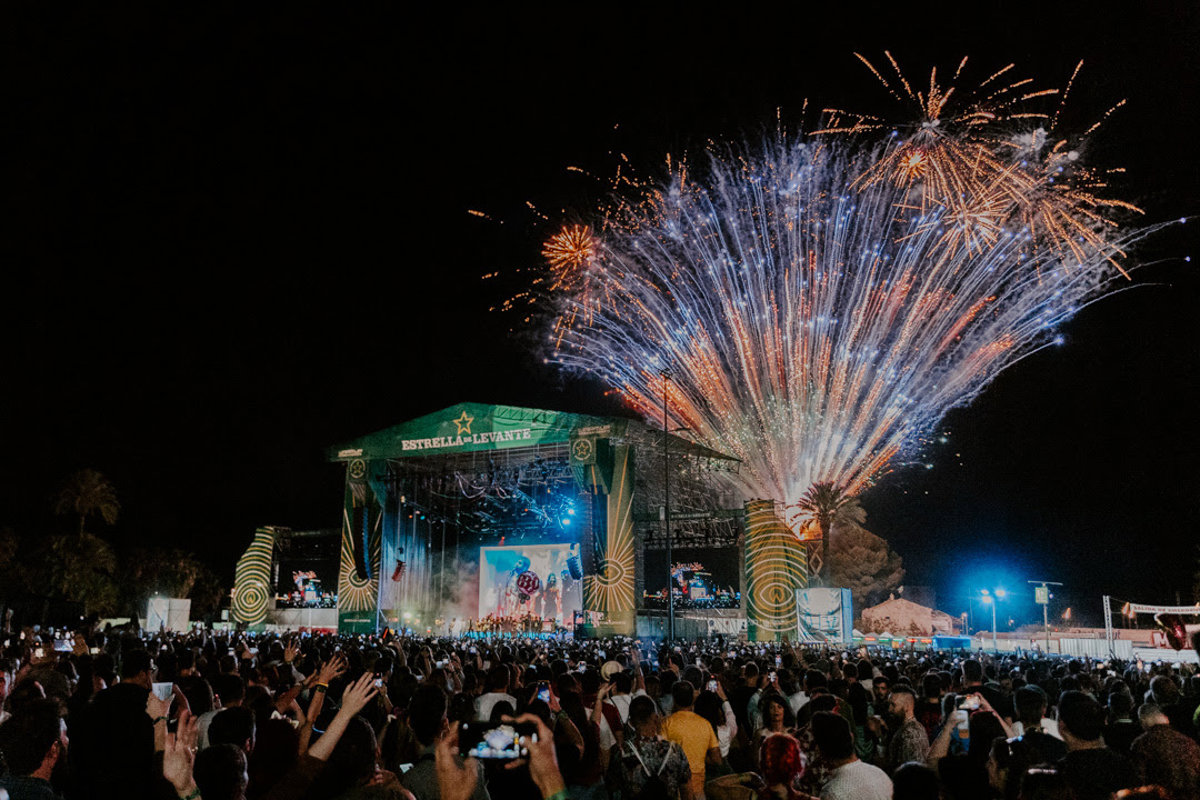CONSUMUR denuncia al Warm Up por impedir entrar con comida y bebida del exterior y el pago con efectivo