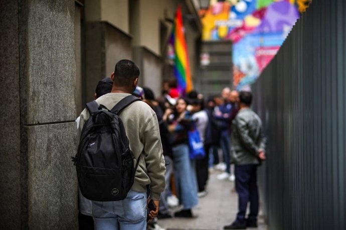 Personas migrantes aguardan su turno para tramitar regularización extraordinaria (Madrid)