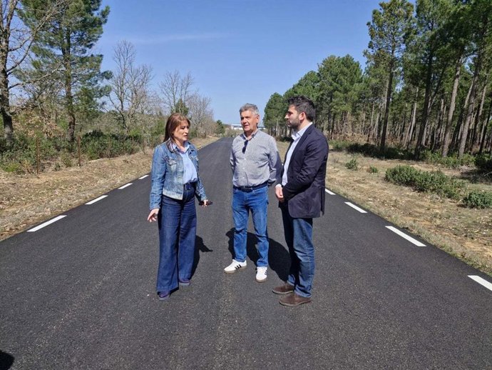 De izda a dcha, Jiménez, Muñoz y Del Barrio visitan las obras de la carretera del polígono de Navalcaballo (Soria).