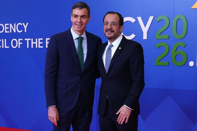 El presidente del Gobierno, Pedro Sánchez, saluda al presidente de la República de Chipre, Níkos Christodoulídis, durante una reunión informal de líderes de la Unión Europea durante su viaje a Chipre, a 23 de abril de 2026, en Nicosia (Chipre).
