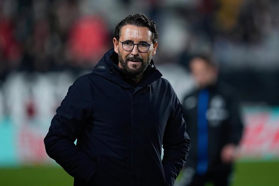 Archivo - José Bordalás, entrenador del Getafe CF, ante el Rayo Vallecano en el Estadio de Vallecas.