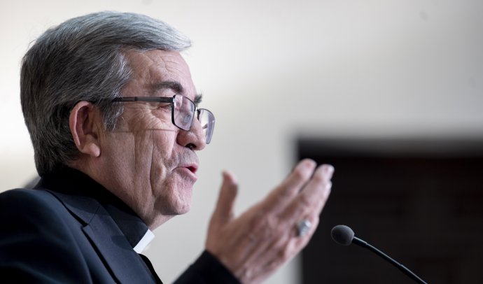 El presidente de la Conferencia Episcopal Española (CEE), Luis Argüello, ofrece declaraciones tras la firma del acuerdo para reparar a víctimas de abusos prescritos, en la sede del Defensor del Pueblo, a 30 de marzo de 2026, en Madrid (España).