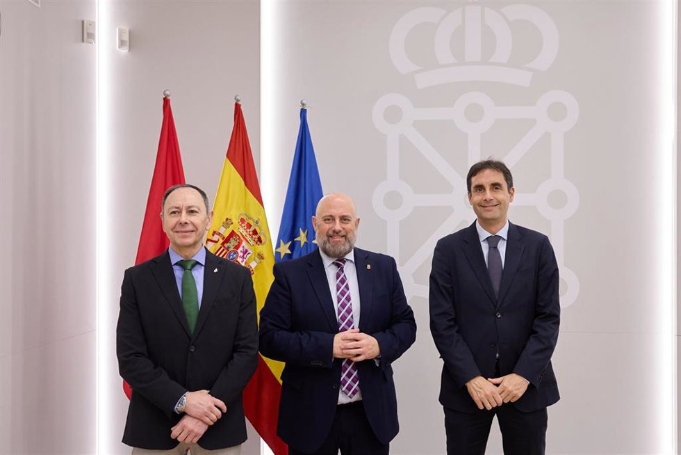 I-D: El Presidente De La Fundación Caja Navarra, José Ángel Andrés; El Consejero De Economía Y Hacienda Del Gobierno Foral, José Luis Arasti; Y El Director De Relaciones Institucionales, De Caja Rural De Navarra, Ricardo Goñi.
