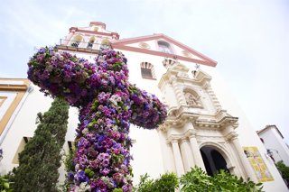 Archivo - Detalle de la Cruz de Mayo de la Trinidad en una de la grandes fiestas de la ciudad cordobesa, a 28 de abril de 2023 en Córdoba (Andalucía, España).  
