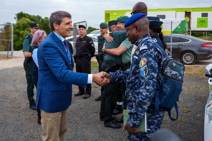 El delegado del Gobierno en Andalucía, Pedro Fernández (i), saluda a su llegada a las instalaciones del PMA del Gran Premio de Motos de Jerez. A 24 de abril de 2026 en Jerez de la Frontera, Cádiz (Andalucía, España). 