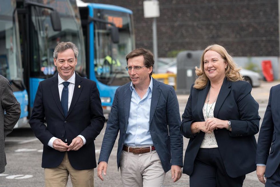 El alcalde de Madrid, José Luis Martínez-Almeida (c), recibe a la alcaldesa de Burgos, Cristina Ayala, en el Centro de Operaciones de Sanchinarro de EMT 