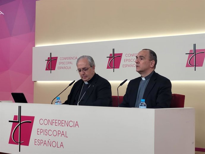 El secretario general de la CEE, Francisco César García Magán, y el director de comunicación de la CEE, José Gabriel Vera.