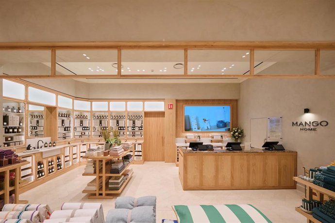 Imagen del interior de la tienda de Mango Home en Granada (Andalucía)