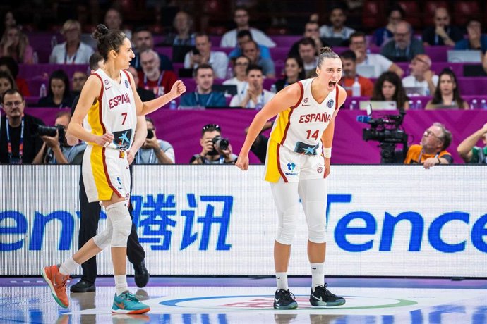 Archivo - Raquel Carrera celebra una canasta con la selección junto a Alba Torrens