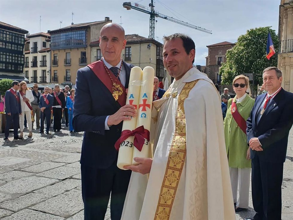 Archivo - El alcalde de León, junto con un representante del Cabildo de San Isidoro, en la ceremonia de Las Cabezadas de anteriores ediciones.