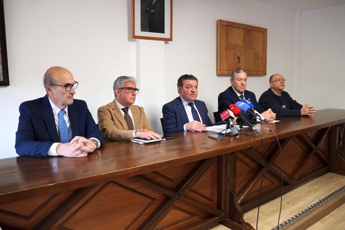 El consejero de Presidencia, Luis Miguel González Gago (c), atiende a los medios en La Hiniesta.