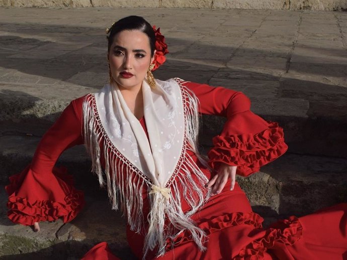 Marina Llorca vive la Feria de Abril diferente: reinterpretando trajes de folclóricas que marcaron "arte y estilo"