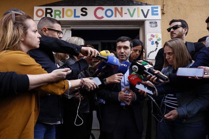 El ministro de Derechos Sociales, Consumo y Agenda 2030, Pablo Bustinduy, ofrece declaraciones a los medios durante una reunión con diferentes entidades de desarrollo comunitario, en Orriols, a 23 de abril de 2026, en Valencia, Comunidad Valenciana (Españ