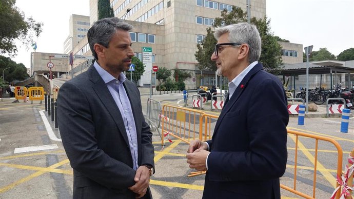 L secretario general del PSOE de Málaga, Josele Aguilar, y el secretario de la Oficina de Defensa de Derechos de la Ciudadanía, Ildefonso Ortega.