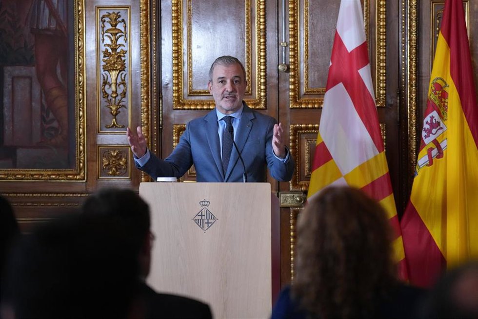 El alcalde de Barcelona, Jaume Collboni, ofrece declaraciones a los medios tras una reunión en el Ayuntamiento de Barcelona, a 20 de abril de 2026, en Barcelona, Cataluña (España)