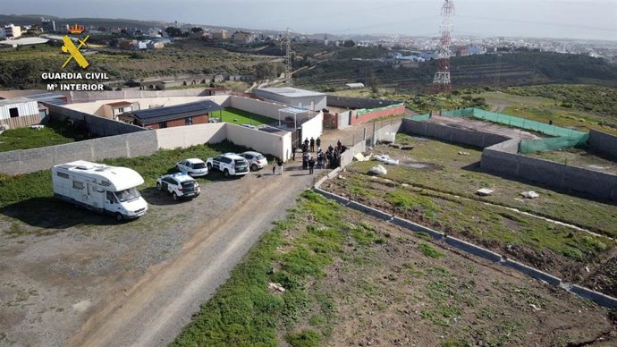 Operativo de la Guardia Civil de precinto y paralización de nueve construcciones ilegales en Telde (Gran Canaria)