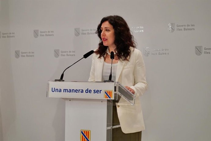 La consellera de Familias, Atención a la Dependencia y Bienestar Social, Sandra Fernández,  en una rueda de prensa