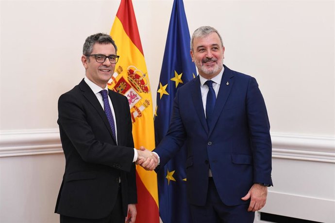 Archivo - El ministro de la Presidencia, Justicia y Relaciones con las Cortes, Félix Bolaños (i), saluda al alcalde de Barcelona, Jaume Collboni (d), antes de su reunión, en la sede del Ministerio, a 24 de enero de 2024, en Madrid (España)