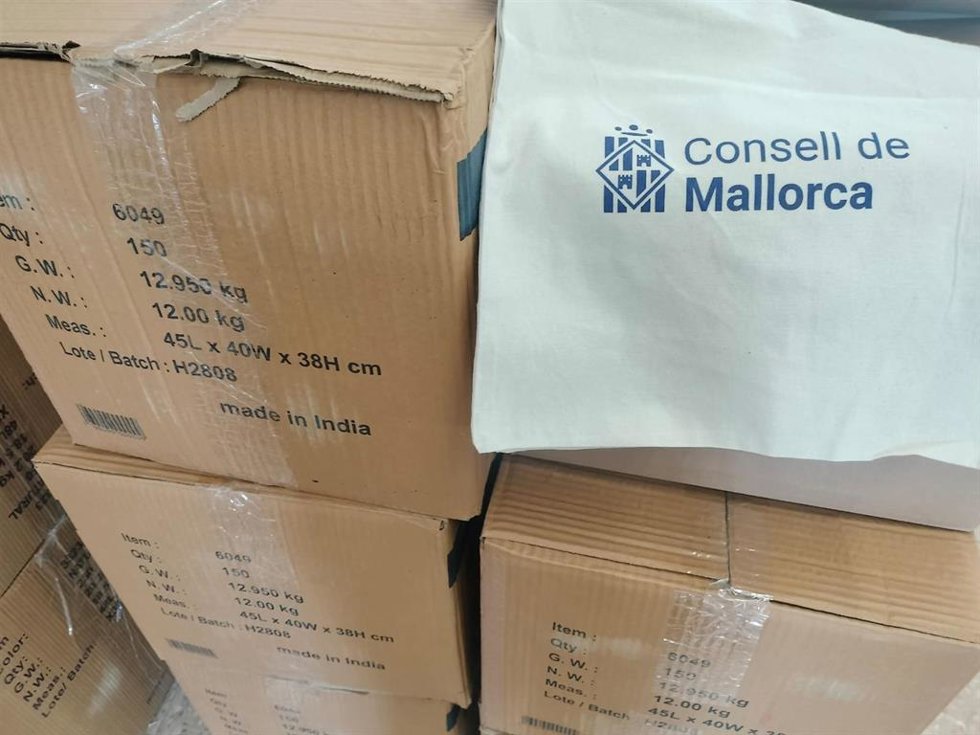Las bolsas y mochilas compradas en India por el Consell de Mallorca.
