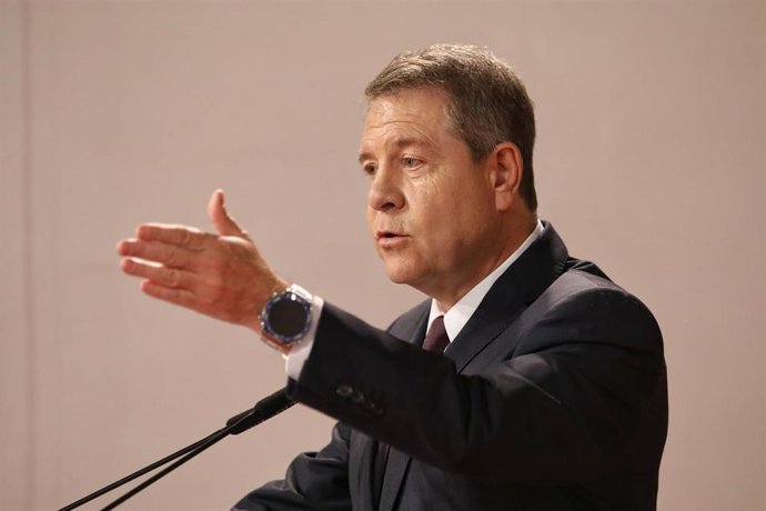 El Presidente de la Junta de Comunidades de Castilla-La Mancha, Emiliano García-Page, preside el acto de la firma del acuerdo en el que se establecen las bases para la reactivación de la carrera profesional en el ámbito del Sescam, a 20 de abril de 2026, 