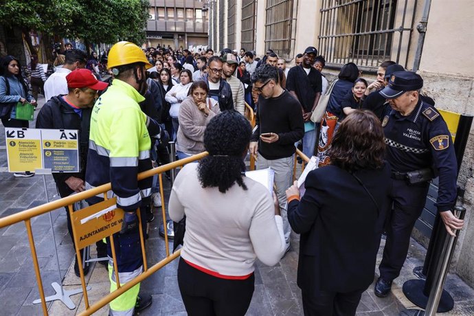 Varias personas hacen cola en las oficinas del padrón del Ayuntamiento de Valencia