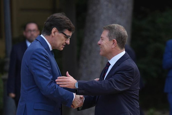 Archivo - El presidente de la Generalitat de Cataluña, Salvador Illa (i) y el presidente de Castilla-La Mancha, Emiliano García-Page (d).