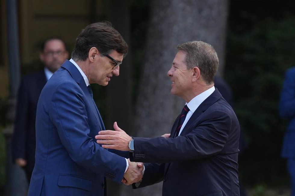 Archivo - El presidente de la Generalitat de Cataluña, Salvador Illa (i) y el presidente de Castilla-La Mancha, Emiliano García-Page (d).