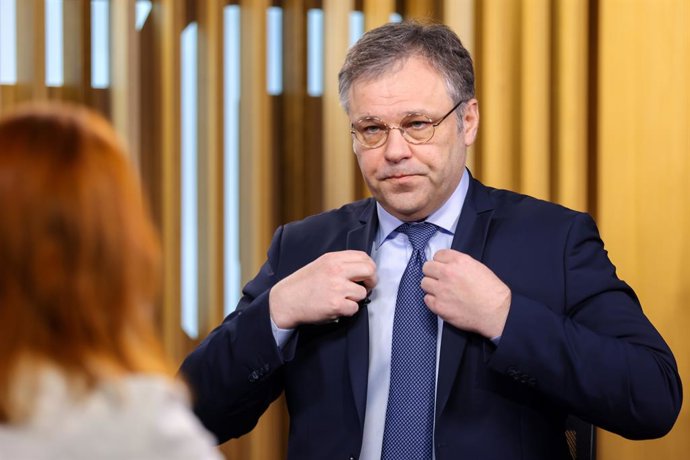 Archivo - RUSSIA, MOSCOW - MARCH 5, 2026: Rodion Miroshnik (R), Ambassador-at-Large for the Russian Ministry of Foreign Affairs, gives an interview to the TASS Russian News Agency