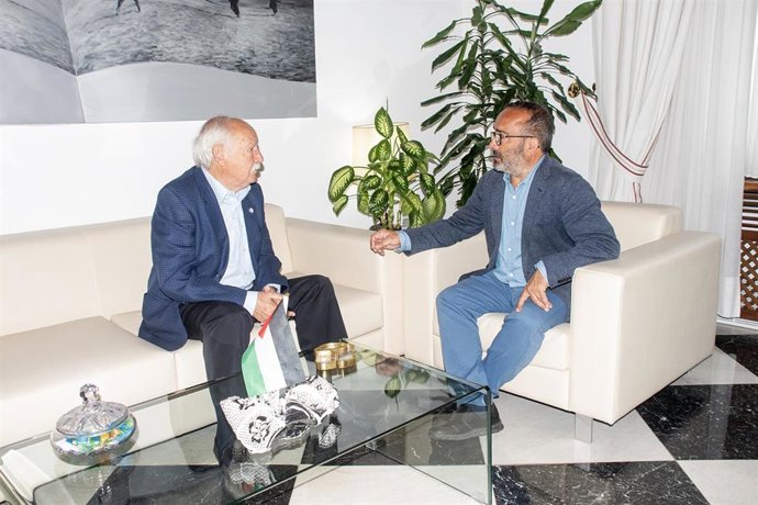 El presidente de la Diputación de Cáceres, Miguel Ángel Morales, se reúne con el fundador y presidente de honor del Centro de Cirugía de Mínima Invasión, Jesús Usón