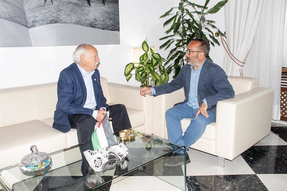 El presidente de la Diputación de Cáceres, Miguel Ángel Morales, se reúne con el fundador y presidente de honor del Centro de Cirugía de Mínima Invasión, Jesús Usón