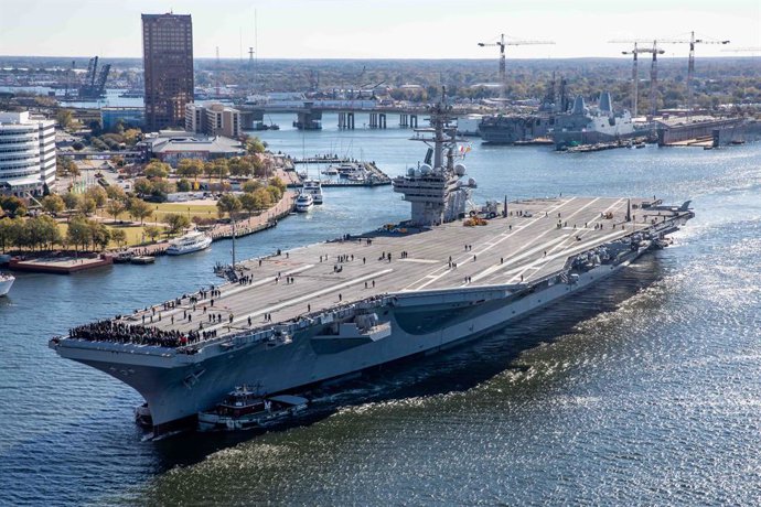 Archivo - Arquivo - 12 de novembro de 2024, Norfolk, Virgínia, Estados Unidos: O porta-aviões da classe Nimitz da Marinha dos EUA, USS George H. W. Bush, atravessa o rio Elizabeth ao deixar o Estaleiro Naval de Norfolk, em 12 de novembro de 2024, em Norfo
