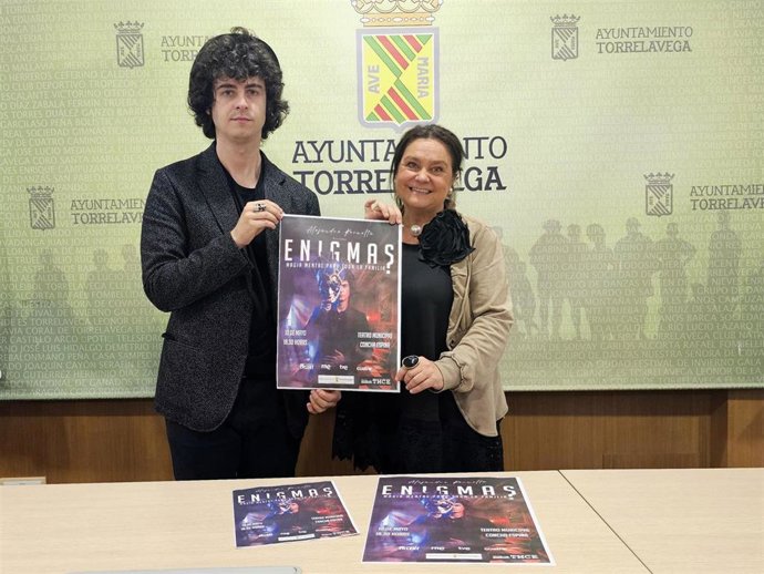 La concejala de Cultura, Esther Vélez, y el artista cántabro Alejandro Revuelta