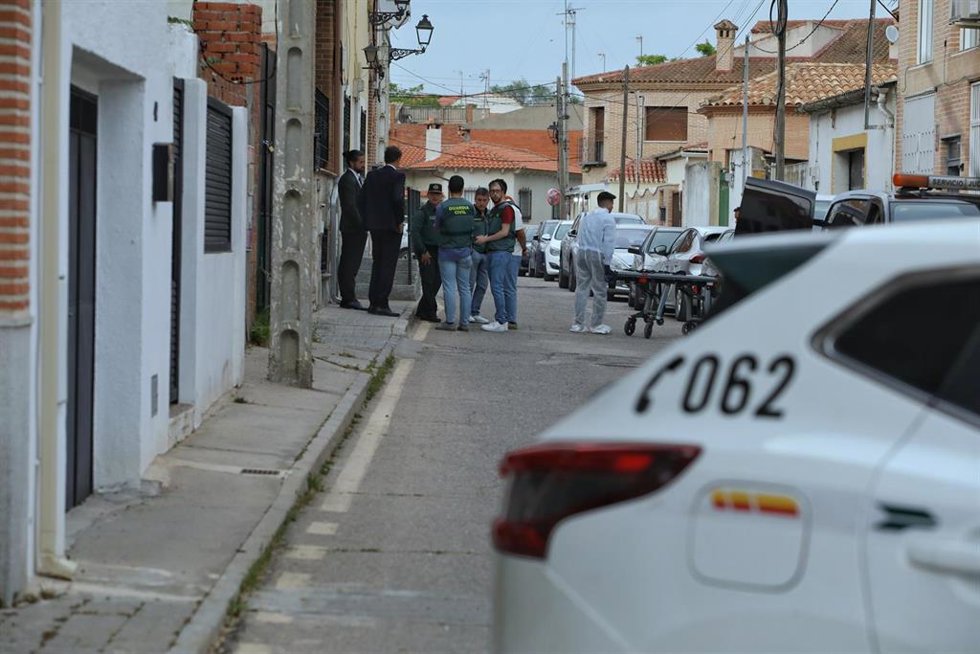 Varios agentes de la Guardia Civil en el lugar del suceso,en Seseña, Toledo.