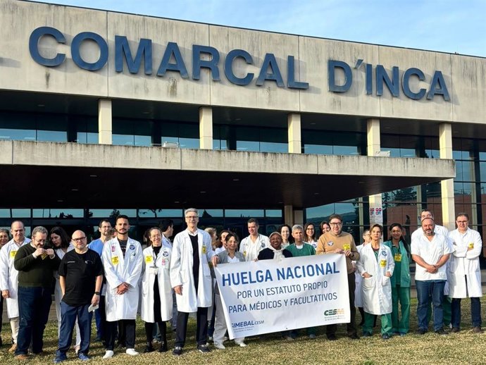 Archivo - Médicos en una concentración en una semana de huelga en el Hospital de Inca.