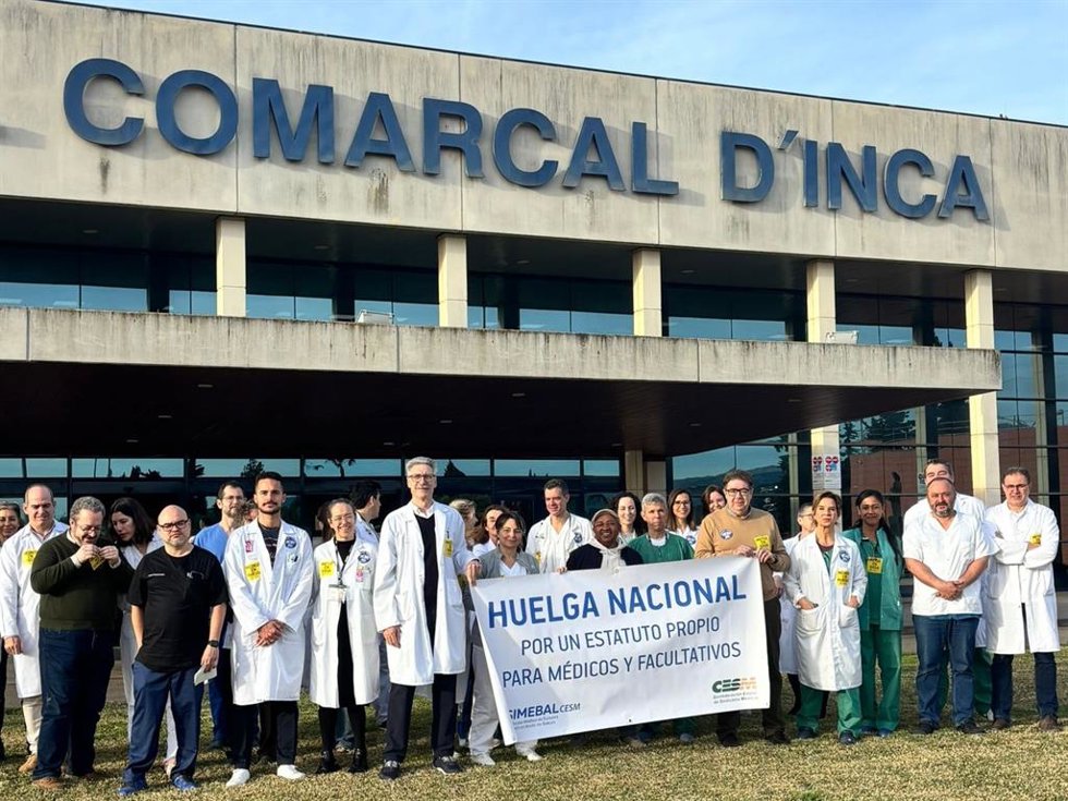 Archivo - Médicos en una concentración en una semana de huelga en el Hospital de Inca.
