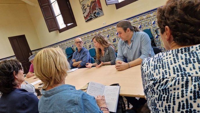 La coordinadora autonòmica de Podem,María Teresa Pérez,  jse reuneix amb la Plataforma ciutadana contra l'ampliació de l'aeroport València-Manises 'No a l'Ampliació, Sí al Trasllat'