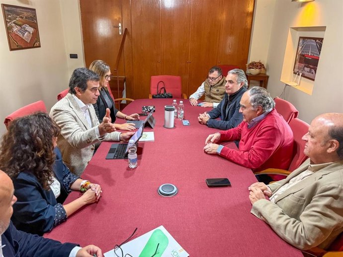 El cabeza de lista de Vox para Málaga, Antonio Sevilla, en una reunión con Dcoop.
