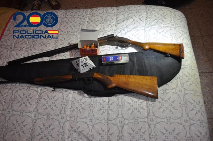 Armas halladas en el domicilio de Tobarra en el que un varón y dos mujeres forzaron a una menor a mantener relaciones sexuales.