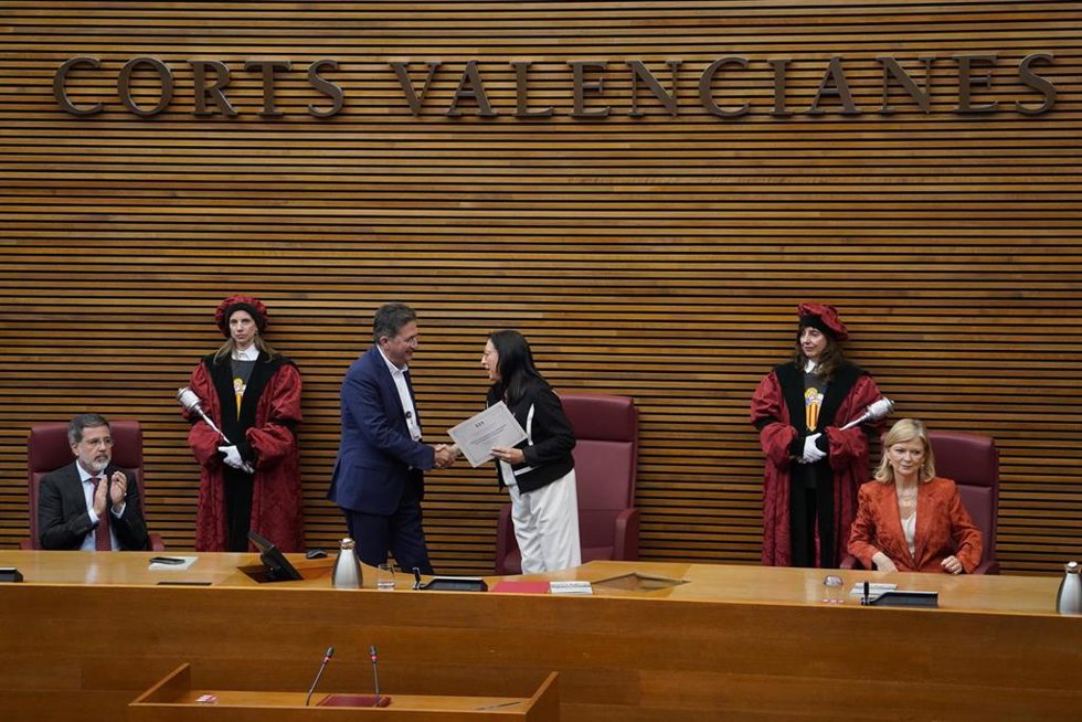 Archivo - La presidenta de les Corts Valencianes, Llanos Massó (c), durante la entrega de la Alta Distinción Francesc Vinatea en el acto institucional de celebración del Día de les Corts Valencianes, en las Corts Valencianes, a 25 de abril de 2024