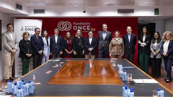 Foto de familia del acuerdo de Banco Santander y Grupo Social ONCE para fomentar la inclusión financiera y laboral de personas con discapacidad
