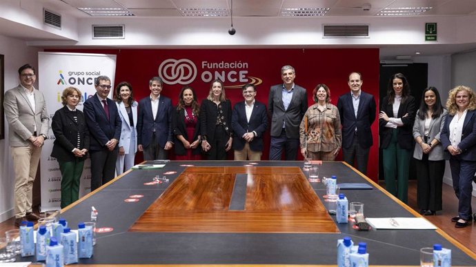 Foto de familia del acuerdo de Banco Santander y Grupo Social ONCE para fomentar la inclusión financiera y laboral de personas con discapacidad