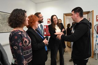 La consejera de Inclusión Social, Juventud, Familias e Igualdad, Loles López, ha visitado este viernes en Granada la sede de la Asociación de Daño Cerebral Granada (Agredace).