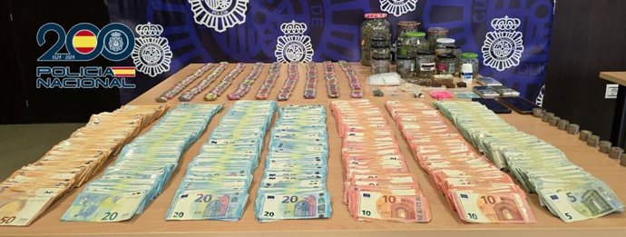 Los agentes aprehendieron 350 bellotas de hachís (más de 3,5 kilos), cinco tabletas de hachís, 13 frascos con marihuana (casi un kilo), una balanza de precisión, 120 pastillas entre éxtasis y MDMA (unos 60 gramos) y 56.000 euros.