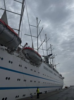 El puerto de Motril (Granada) ha recibido este viernes la visita del Club Med 2, considerado el velero de crucero comercial más grande del mundo