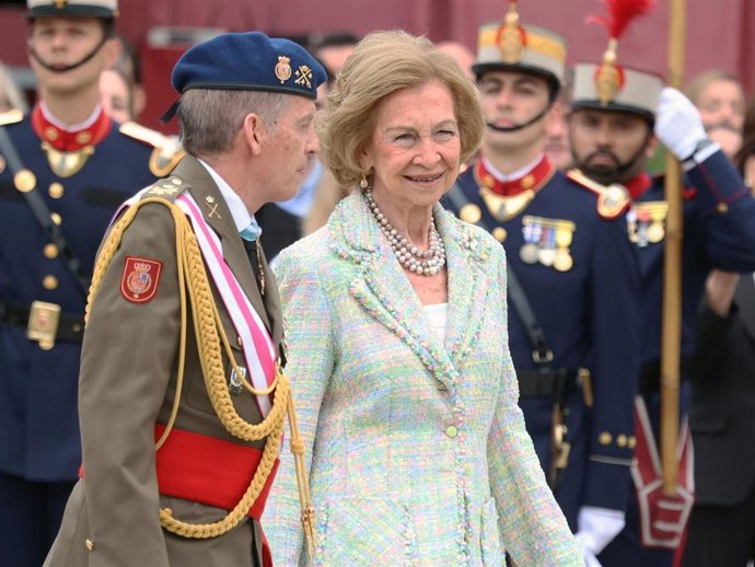 La Reina Sofía durante el acto de solemne Jura de Bandera de personal civil en el Acuartelamiento "El Rey" de la Guardia Real