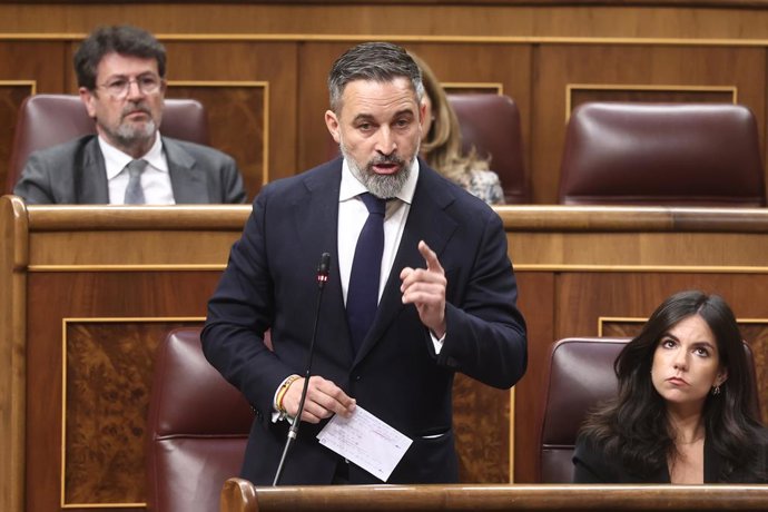 O presidente do VOX, Santiago Abascal, durante uma sessão de questionamento ao governo no Congresso, em 25 de março de 2026, em Madri (Espanha). Sánchez e Feijóo se enfrentam nesta quarta-feira no plenário do Congresso, em meio à escalada da guerra no Irã